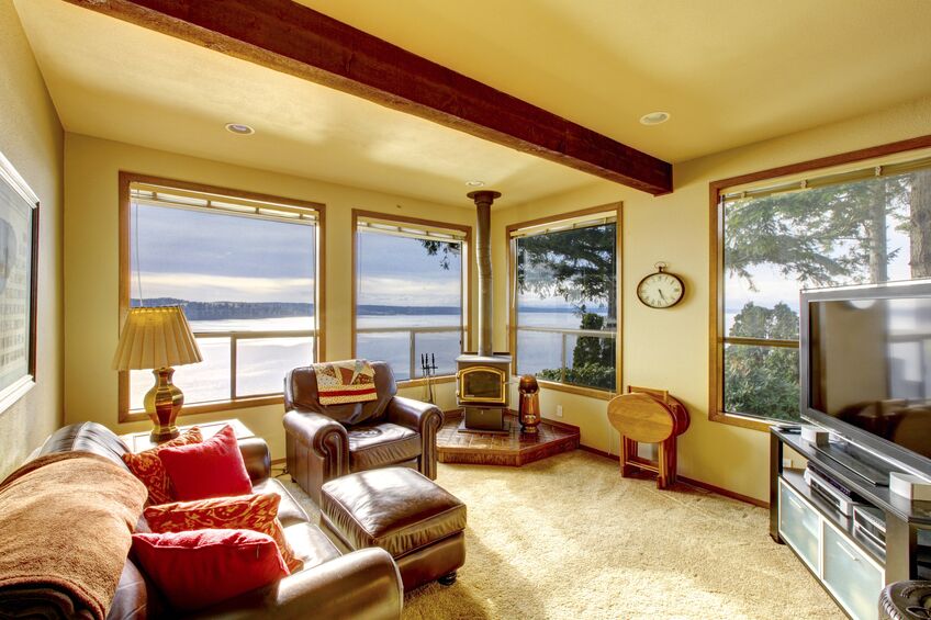 nicely furnished, cozy vacation rental on the lake 